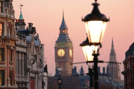 A Londra si ricaricano le auto elettriche dai lampioni della luce