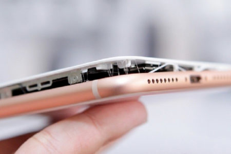 iPhone 8: Apple analizza i due casi di schermo scollato