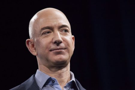 Jeff Bezos diventa l’uomo più ricco del mondo: storia del re dell’ecommerce
