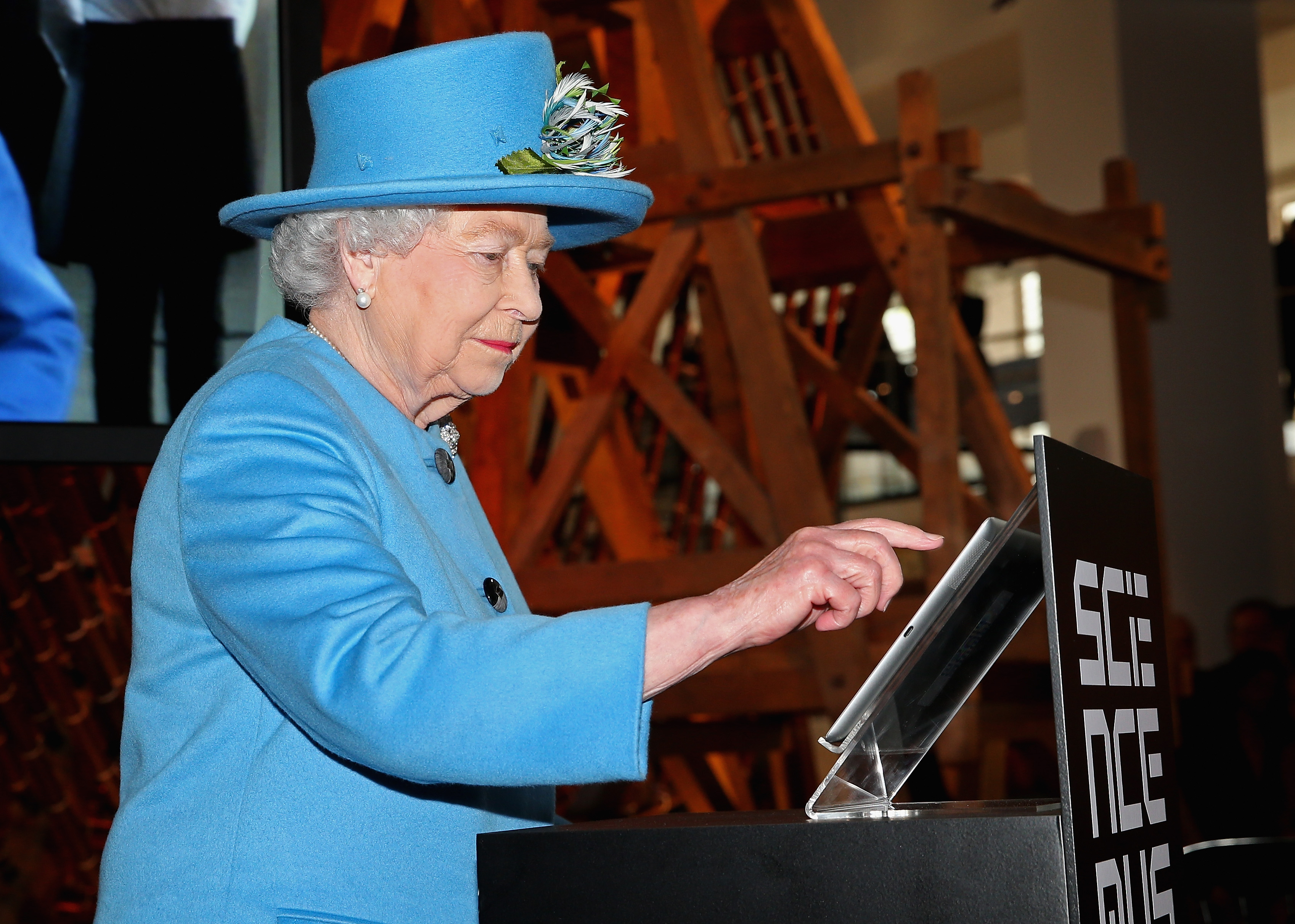 Queen Elizabeth against the trolls of the Web