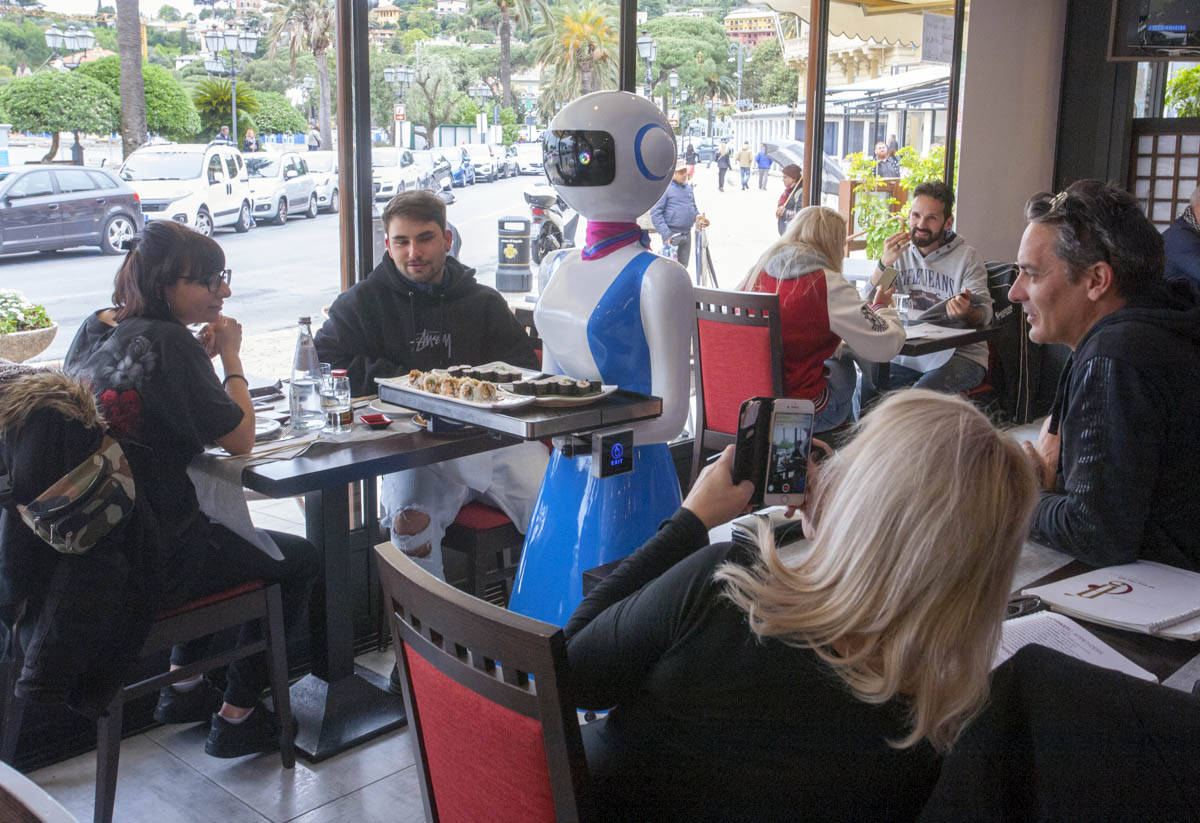 Robot in Liguria, a Rapallo i primi camerieri robot