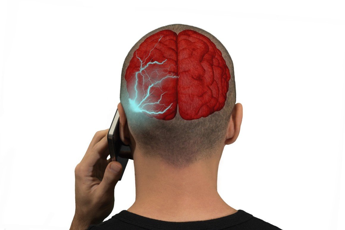 Usare troppo il telefono causerebbe tumori al cervello