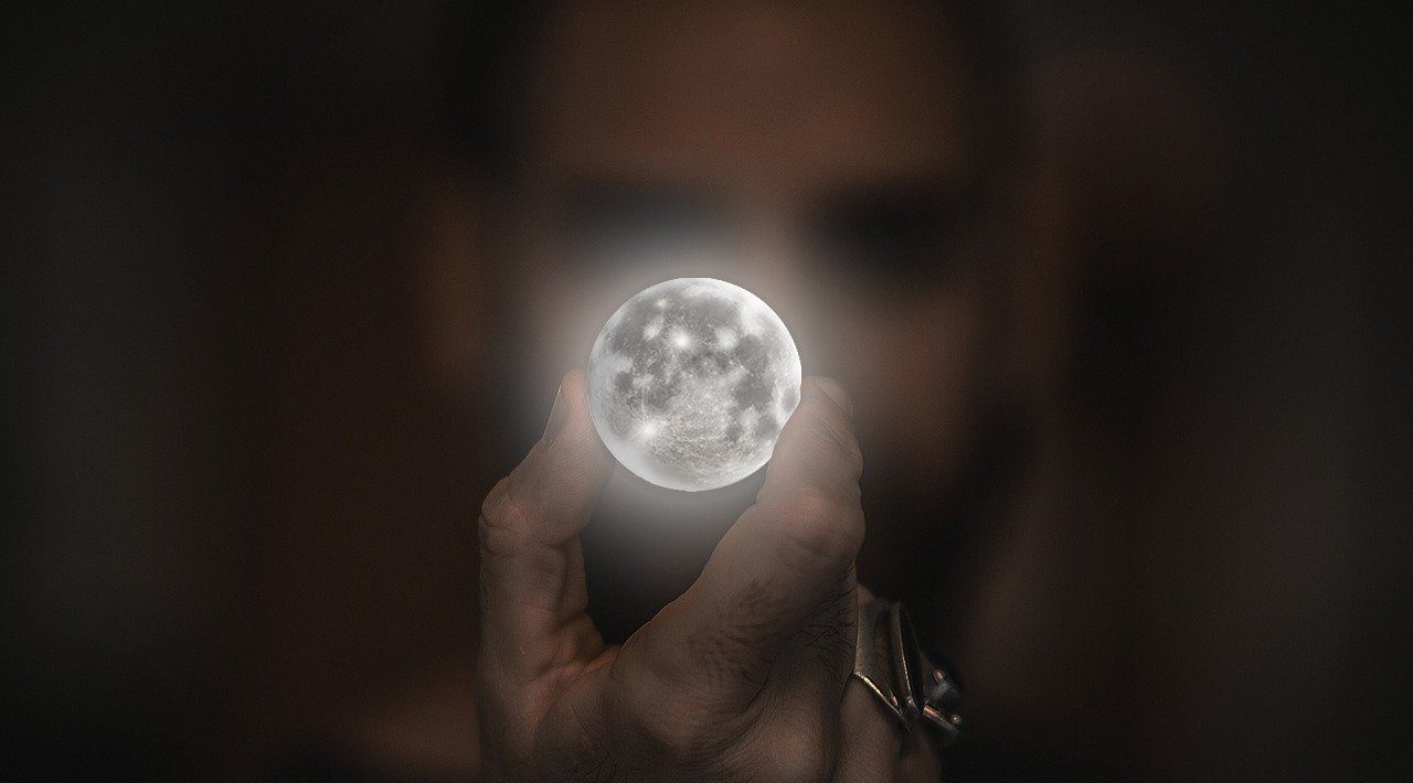 Usa e Cina si contendono la Luna