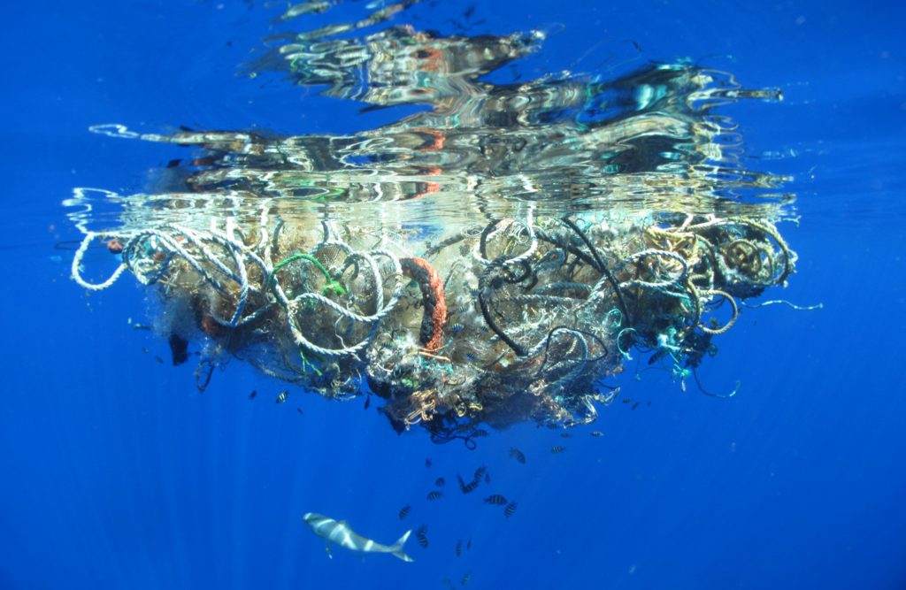 Satelliti e intelligenza artificiale contro la plastica negli oceani