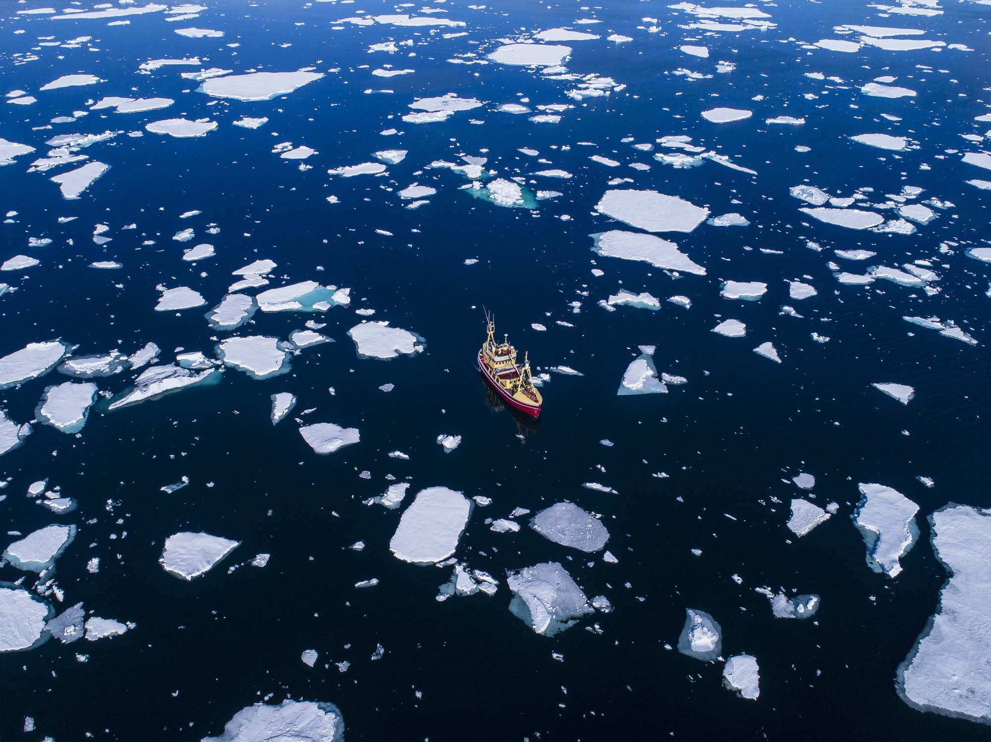 Экологические проблемы северного ледовитого океана. Северный Ледовитый океан вид сверху. Мусор в Северном Ледовитом океане гиф. След Фукусимы в Северном Ледовитом океане. Земля вид из космоса со стороны Северо Ледовитого океана.