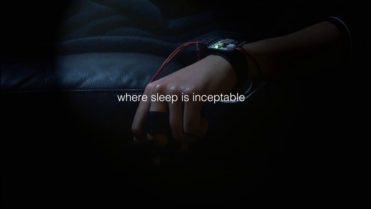 Il Dormio si indossa come un bracciale da VR