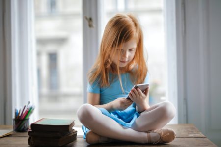Cellulare ai bambini: quale e a che età?