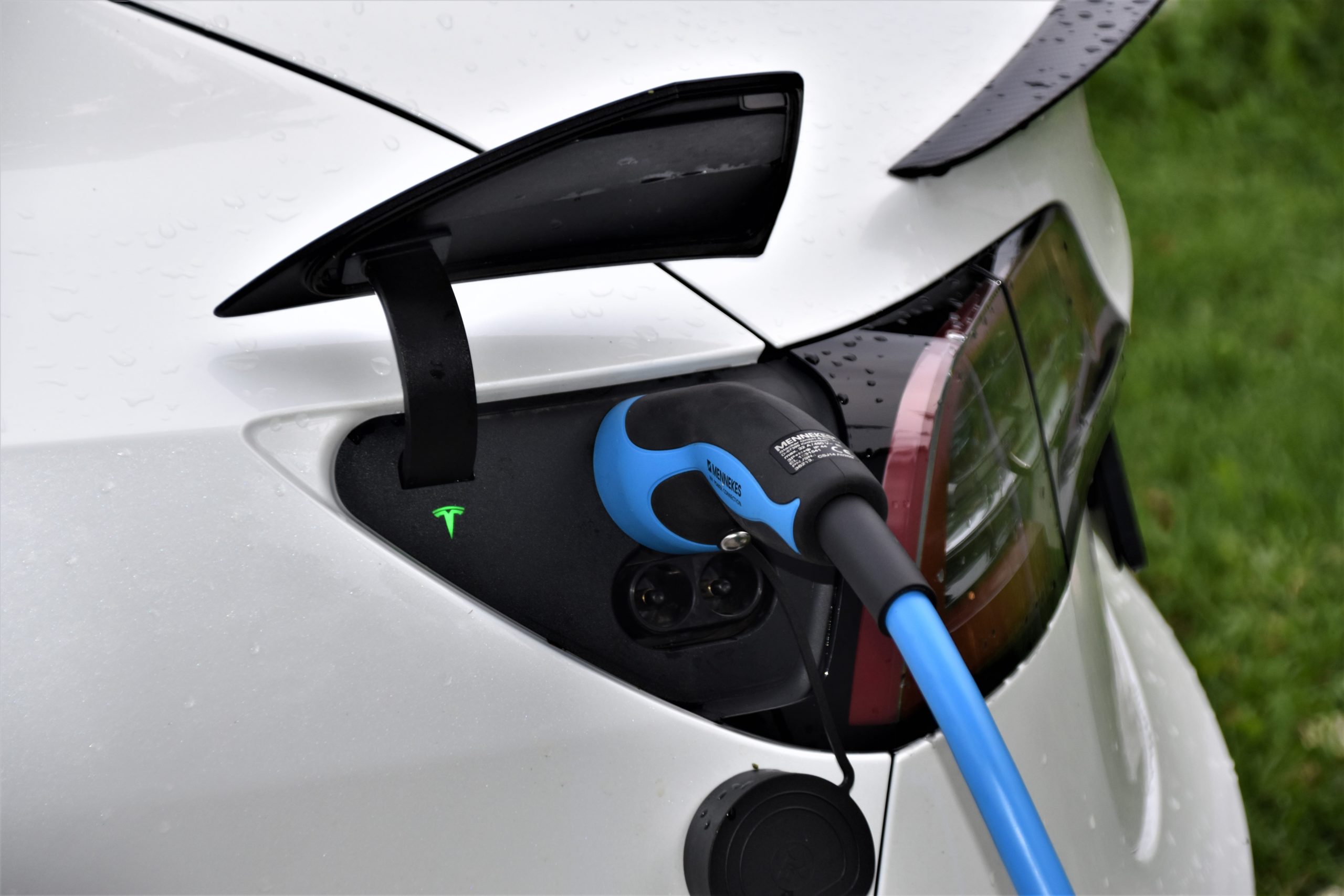 Italia, aumentano le auto elettriche ma uno studio lancia l’allarme