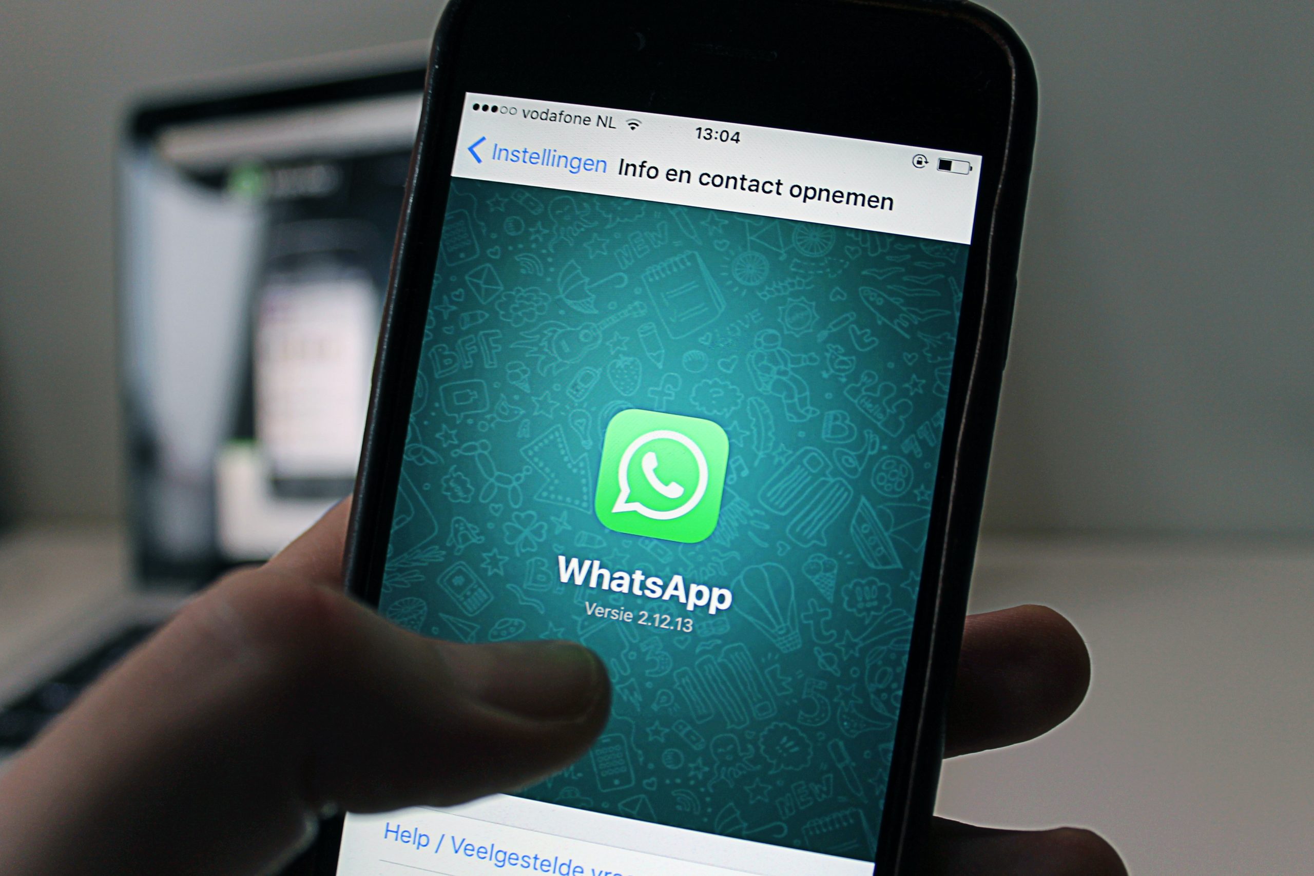 Trucco Whatsapp: leggi e non farlo sapere