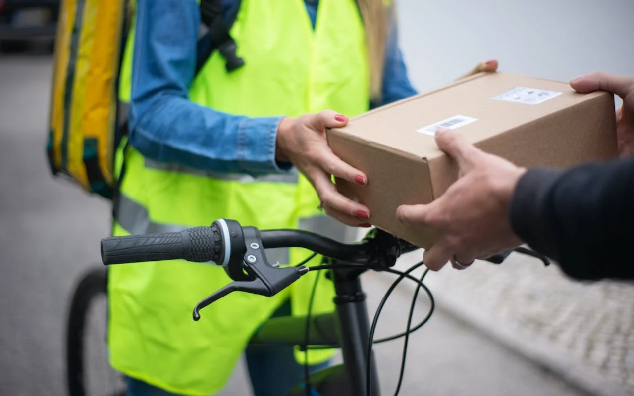 Consegna pacco in bici