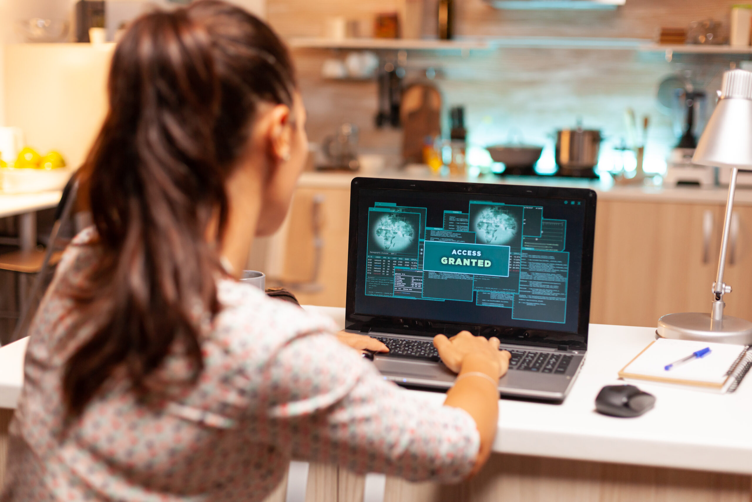 spionaggio social e spyware