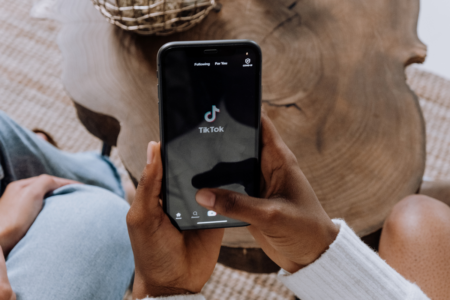 TikTok bannato per i dipendenti UE e USA