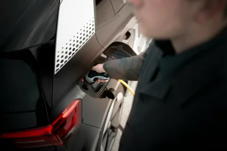 Rivoluzione dei Veicoli Elettrici: Infrastrutture per l’Auto del Futuro