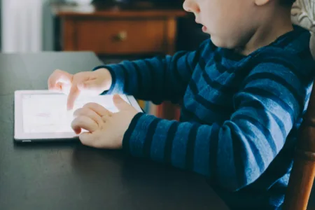 Schermo Blu e sviluppo del linguaggio del bambino