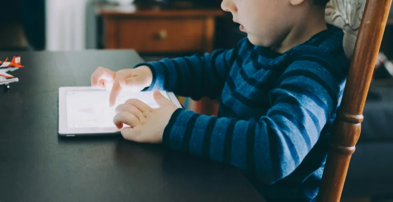 schermo blu e linguaggio dei bambini