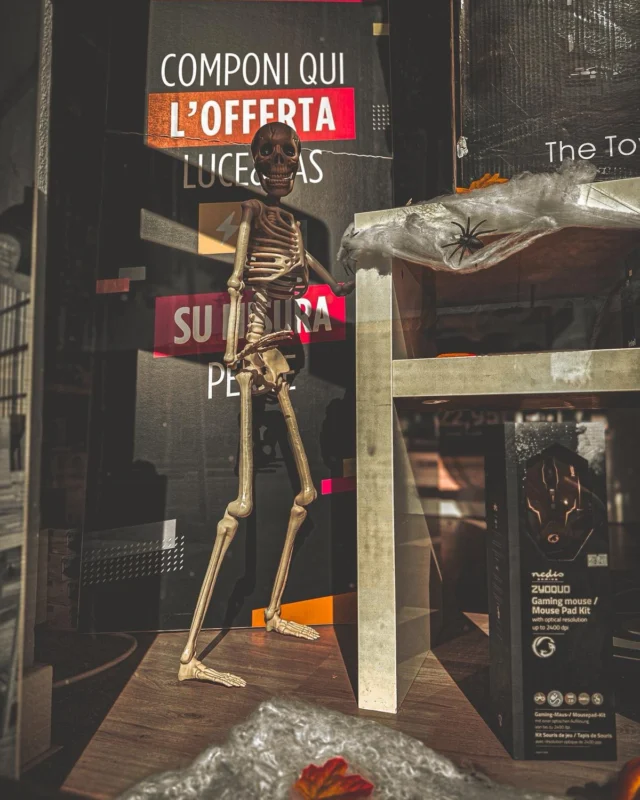 🎃 𝗗𝗼𝗹𝗰𝗲𝘁𝘁𝗼 𝗼 𝘀𝗰𝗵𝗲𝗿𝘇𝗲𝘁𝘁𝗼?
Il 31 ottobre vieni a trovarci nella nostra vetrina mostruosamente addobbata 👻
Dolcetti e piccoli giochi per i più piccini 🍭
e 𝟭𝟬% 𝗱𝗶 𝘀𝗰𝗼𝗻𝘁𝗼 per chi acquista o fa un ordine durante la giornata!

Chi arriverà 𝗶𝗻 𝗺𝗮𝘀𝗰𝗵𝗲𝗿𝗮 avrà una sorpresa extra 😈
📅 𝗩𝗲𝗻𝗲𝗿𝗱𝗶̀ 𝟯𝟭 𝗼𝘁𝘁𝗼𝗯𝗿𝗲 – 𝘁𝘂𝘁𝘁𝗼 𝗶𝗹 𝗴𝗶𝗼𝗿𝗻𝗼!

#halloween #halloween2025 #dolcettooscherzetto #carbonia #enkeyagency #festahalloween #vetrinahalloween #trickortreat #halloweenvibes #promozione #sconto10 #spaventoso #vetrinainfesta